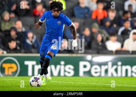 ATO Ampah (65 Chelsea) court avec le ballon lors du match du trophée EFL entre MK dons et Chelsea au Stadium MK, Milton Keynes le mardi 29 août 2023. (Photo : Kevin Hodgson | MI News) crédit : MI News & Sport / Alamy Live News Banque D'Images