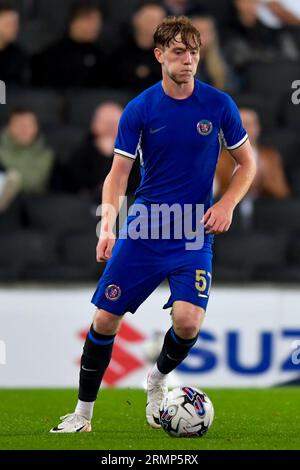 Brodi Hughes (57 Chelsea) contrôle le ballon lors du match du trophée EFL entre MK dons et Chelsea au Stadium MK, Milton Keynes le mardi 29 août 2023. (Photo : Kevin Hodgson | MI News) crédit : MI News & Sport / Alamy Live News Banque D'Images