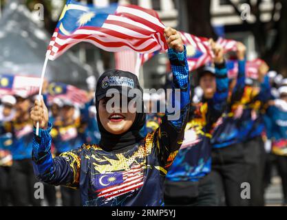 Kuala Lumpur, Malaisie. 29 août 2023. Des étudiants malaisiens brandissent des drapeaux nationaux de Malaisie lors de répétitions de parades en préparation des célébrations de la fête nationale à Putrajaya, près de Kuala Lumpur. La Malaisie célébrera sa 66e Journée nationale pour commémorer l'indépendance de la Fédération de Malaisie de la domination britannique le 31 août 1957. Crédit : SOPA Images Limited/Alamy Live News Banque D'Images