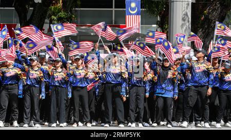 Kuala Lumpur, Malaisie. 29 août 2023. Des étudiants malaisiens brandissent des drapeaux nationaux de Malaisie lors de répétitions de parades en préparation des célébrations de la fête nationale à Putrajaya, près de Kuala Lumpur. La Malaisie célébrera sa 66e Journée nationale pour commémorer l'indépendance de la Fédération de Malaisie de la domination britannique le 31 août 1957. Crédit : SOPA Images Limited/Alamy Live News Banque D'Images