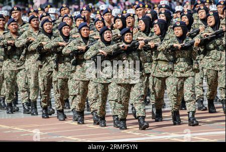 Kuala Lumpur, Malaisie. 29 août 2023. Le personnel militaire malaisien marche pendant la répétition du défilé en préparation des célébrations de la fête nationale à Putrajaya, près de Kuala Lumpur. La Malaisie célébrera sa 66e Journée nationale pour commémorer l'indépendance de la Fédération de Malaisie de la domination britannique le 31 août 1957. Crédit : SOPA Images Limited/Alamy Live News Banque D'Images