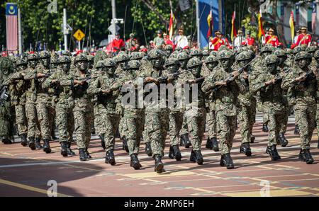 Kuala Lumpur, Malaisie. 29 août 2023. Le personnel militaire malaisien marche pendant la répétition du défilé en préparation des célébrations de la fête nationale à Putrajaya, près de Kuala Lumpur. La Malaisie célébrera sa 66e Journée nationale pour commémorer l'indépendance de la Fédération de Malaisie de la domination britannique le 31 août 1957. (Photo de Wong Fok Loy/SOPA Images/Sipa USA) crédit : SIPA USA/Alamy Live News Banque D'Images