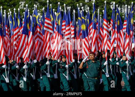 Kuala Lumpur, Malaisie. 29 août 2023. Les étudiants malaisiens portent des drapeaux nationaux de la marche de Malaisie pendant la répétition de parade en préparation des célébrations de la fête nationale à Putrajaya, près de Kuala Lumpur. La Malaisie célébrera sa 66e Journée nationale pour commémorer l'indépendance de la Fédération de Malaisie de la domination britannique le 31 août 1957. (Photo de Wong Fok Loy/SOPA Images/Sipa USA) crédit : SIPA USA/Alamy Live News Banque D'Images