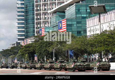 Kuala Lumpur, Malaisie. 29 août 2023. Les chars militaires malaisiens participent à la répétition du défilé en préparation des célébrations de la fête nationale à Putrajaya, près de Kuala Lumpur. La Malaisie célébrera sa 66e Journée nationale pour commémorer l'indépendance de la Fédération de Malaisie de la domination britannique le 31 août 1957. (Photo de Wong Fok Loy/SOPA Images/Sipa USA) crédit : SIPA USA/Alamy Live News Banque D'Images