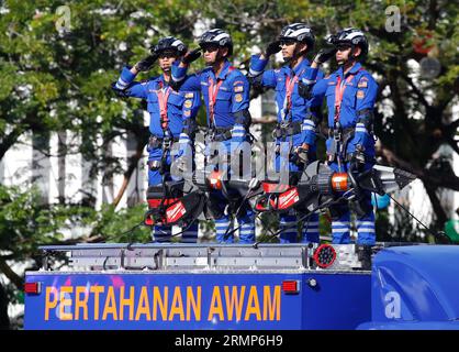 Kuala Lumpur, Malaisie. 29 août 2023. Le personnel de la Force de défense civile malaisienne (APM) participe à la répétition du défilé en préparation des célébrations de la fête nationale à Putrajaya, près de Kuala Lumpur. La Malaisie célébrera sa 66e Journée nationale pour commémorer l'indépendance de la Fédération de Malaisie de la domination britannique le 31 août 1957. (Photo de Wong Fok Loy/SOPA Images/Sipa USA) crédit : SIPA USA/Alamy Live News Banque D'Images