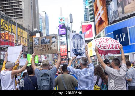 Les manifestants accomplissent un acte de soutien à l'Ukraine et contre le gouvernement russe à Times Square à New York. (Photo : Vanessa Carvalho/Brazil photo Press) crédit : Brazil photo Press/Alamy Live News Banque D'Images