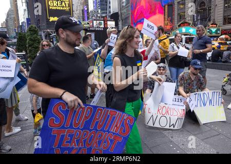 Les manifestants accomplissent un acte de soutien à l'Ukraine et contre le gouvernement russe à Times Square à New York. (Photo : Vanessa Carvalho/Brazil photo Press) crédit : Brazil photo Press/Alamy Live News Banque D'Images