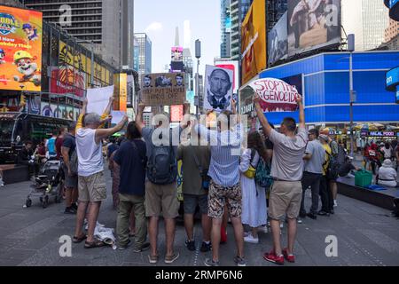 Les manifestants accomplissent un acte de soutien à l'Ukraine et contre le gouvernement russe à Times Square à New York. (Photo : Vanessa Carvalho/Brazil photo Press) crédit : Brazil photo Press/Alamy Live News Banque D'Images