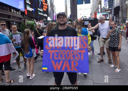 Les manifestants accomplissent un acte de soutien à l'Ukraine et contre le gouvernement russe à Times Square à New York. (Photo : Vanessa Carvalho/Brazil photo Press) crédit : Brazil photo Press/Alamy Live News Banque D'Images