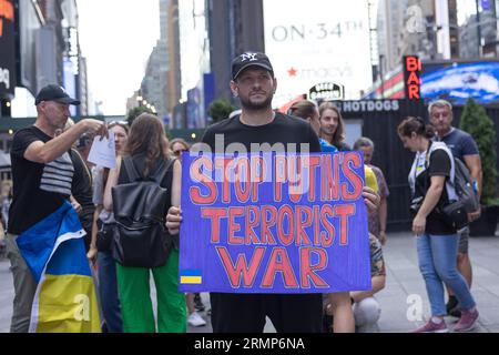 Les manifestants accomplissent un acte de soutien à l'Ukraine et contre le gouvernement russe à Times Square à New York. (Photo : Vanessa Carvalho/Brazil photo Press) crédit : Brazil photo Press/Alamy Live News Banque D'Images