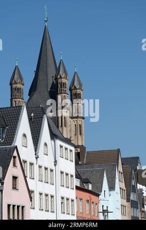 vue depuis le rhin sur les vieilles maisons de ville étroites et l'église du grand st martin dans le centre-ville de cologne Banque D'Images