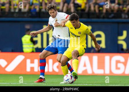 Villarreal, Espagne. 27 août 2023. Gerard Moreno de Villarreal CF en action avec Marcos Alonso du FC Barcelone lors du match LaLiga EA Sports entre Villarreal CF et le FC Barcelone à l'Estadio la Ceramica de Villarreal, Espagne. Crédit : DAX Images/Alamy Live News Banque D'Images