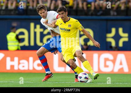 Villarreal, Espagne. 27 août 2023. Gerard Moreno de Villarreal CF en action avec Marcos Alonso du FC Barcelone lors du match LaLiga EA Sports entre Villarreal CF et le FC Barcelone à l'Estadio la Ceramica de Villarreal, Espagne. (Image de crédit : © David Ramirez/DAX via ZUMA Press Wire) USAGE ÉDITORIAL SEULEMENT! Non destiné à UN USAGE commercial ! Banque D'Images