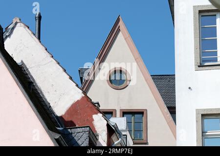 détails de l'ancien bâtiment avec toit en pente raide typique dans la vieille ville de cologne Banque D'Images