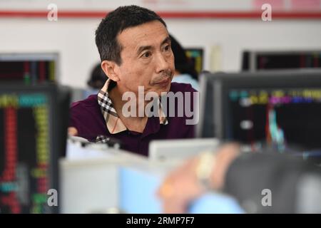 Fuyang, Chine. 28 août 2023. Un investisseur est attentif aux changements dans l'indice composite de Shanghai affiché sur un écran d'ordinateur au Hua'an Securities Trading Office dans la ville de Fuyang. Le ministère des Finances et l’Administration fiscale d’État ont annoncé dans un communiqué du 27 août que la Chine réduirait de moitié le droit de timbre sur les transactions boursières à partir du 28 août afin de revitaliser les marchés financiers et de renforcer la confiance des investisseurs. (Photo Sheldon Cooper/SOPA Images/Sipa USA) crédit : SIPA USA/Alamy Live News Banque D'Images