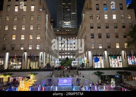 La patinoire du Rockefeller Center est une attraction saisonnière réputée située au cœur du complexe Rockefeller Center à New York. Savoir Banque D'Images