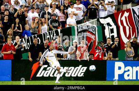 David Beckham tire un coup franc pour le Los Angeles Galaxy contre D.C. United le 10 mai 2007 Banque D'Images