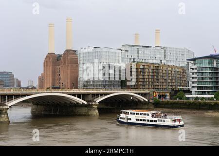 Le bateau de fête Golden Jubilee passant sous le pont ferroviaire de Grosvenor avec l'emblématique rénovation de la centrale électrique de Battersea derrière. Londres, Royaume-Uni Banque D'Images