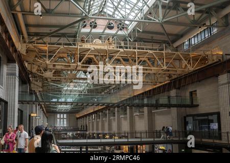 Turbine Hall Une superstructure de toit de la centrale électrique de Battersea montrant des poutres et des fermes métalliques, des puits de lumière et des murs de soutien en briques. Londres, Royaume-Uni Banque D'Images