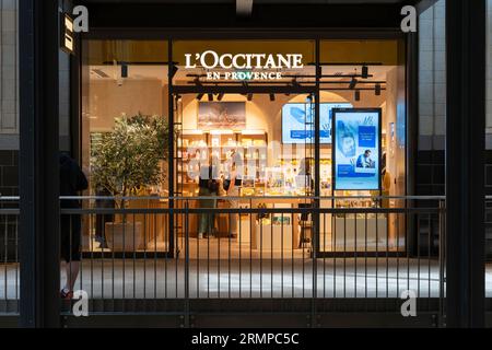 Les gens font du shopping et naviguent dans un magasin l'Occitane en Provence dans turbine Hall A de la centrale électrique rénovée de Battersea, Londres, Angleterre Banque D'Images