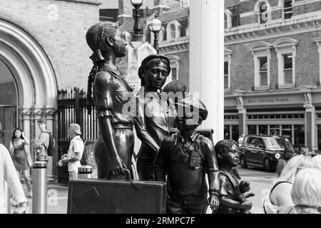 Kindertransport – The Arrival est une sculpture commémorative en bronze d'enfants juifs sauvés par Frank Meisler à l'extérieur de la gare de Liverpool Street, à Londres, au Royaume-Uni Banque D'Images