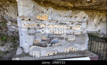 Les grottes du Roc de Cazelle payent entrée, préhistorique, reconstructions, falaises abruptes de Cazelle, refuges, passages souterrains maisons, pierres, outils Banque D'Images