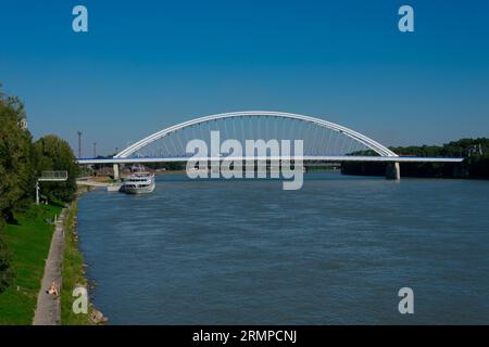 Bratislava, Slovaquie. 14 août 2023. Apollo Bridge, Apollo MOST. Un pont routier sur le Danube Banque D'Images