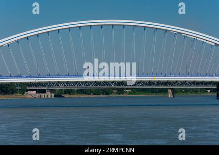 Bratislava, Slovaquie. 14 août 2023. Apollo Bridge, Apollo MOST. Un pont routier sur le Danube Banque D'Images