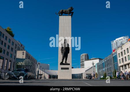 Bratislava, Slovaquie. 14 août 2023. Statue du général Milan Rastislav Stefanik près du centre commercial Eurovea Banque D'Images