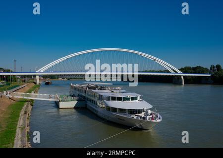 Bratislava, Slovaquie. 14 août 2023. Apollo Bridge, Apollo MOST. Un pont routier sur le Danube Banque D'Images