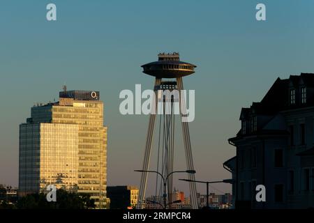 Bratislava, Slovaquie. 14 août 2023. Pont du soulèvement national slovaque, la plupart du SNP ou le pont OVNI, un pont routier sur le Danube avec un restau Banque D'Images