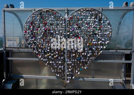 Bratislava, Slovaquie. 15 août 2023. Cadenas coeur dans la plate-forme d'observation UFO SNP Bridge Banque D'Images