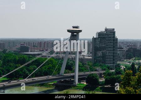 Bratislava, Slovaquie. 14 août 2023. Pont du soulèvement national slovaque, la plupart du SNP ou le pont OVNI, un pont routier sur le Danube avec un restau Banque D'Images