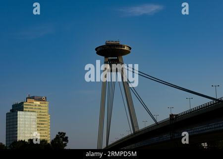 Bratislava, Slovaquie. 14 août 2023. Pont du soulèvement national slovaque, la plupart du SNP ou le pont OVNI, un pont routier sur le Danube avec un restau Banque D'Images