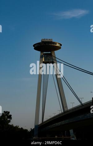 Bratislava, Slovaquie. 14 août 2023. Pont du soulèvement national slovaque, la plupart du SNP ou le pont OVNI, un pont routier sur le Danube avec un restau Banque D'Images