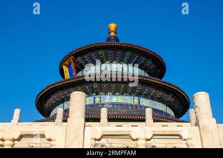 Gros plan sur merveilleux et étonnant temple - Temple du ciel à Pékin, en Chine. Portes en marbre blanc à l'avant, papier peint, ciel bleu avec espace de copie fo Banque D'Images