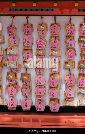 Japon, Kyushu. États-Unis Jingu Shinto Shrine. Plaques votives (EMA) à vendre pour envoyer des salutations et meilleurs voeux à vos amis et votre famille. Banque D'Images