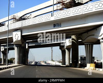 Le Caire, Égypte, août 21 2023 : chantier de construction de nouveaux projets de pont de circulation et de voies et colonnes du système de transport ferroviaire monorail du Caire Banque D'Images