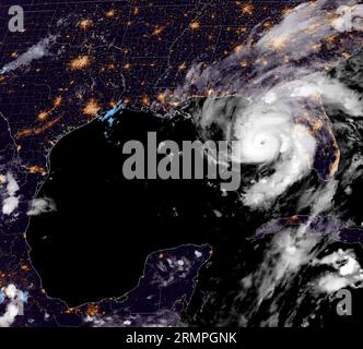 Miami, États-Unis. 29 août 2023. Image de nuit satellite GEOS-est de la NOAA montrant l'ouragan Idalia approchant la côte ouest de la Floride alors qu'il remonte le golfe du Mexique apportant des vents puissants et une onde de tempête potentielle de 10 à 15 pieds dans la région de Big Bend, le 29 août 2023. Crédit : NESDIS/STAR/NOAA/Alamy Live News Banque D'Images