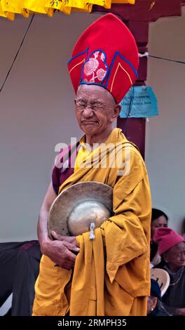 Vieux moine faisant un visage au festival Takthok Tsechu, Sakti, Ladakh, Inde Banque D'Images