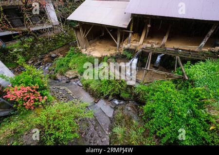 Japon, village d'Ontayaki, région de Yabakei. Maillets alimentés par Running Water Pound Clay pour poterie. Banque D'Images