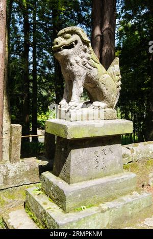 Japon, Kyushu. Gardien de chien-lion au sanctuaire shinto Ninomiya Hachiman. Bouche ouverte signifiant le premier son fait à la naissance. Banque D'Images