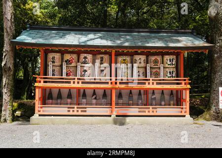 Japon, Kyushu. Fûts donnés par les brasseurs de saké qui ont apporté d'importantes contributions au sanctuaire Jingu des États-Unis, le plus important sanctuaire shinto du Japon. Oita Banque D'Images