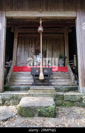 Japon, Kyushu. Sanctuaire shinto au-dessus du temple bouddhiste Fuki-ji, péninsule de Kunisaki, préfecture d'Oita. Banque D'Images