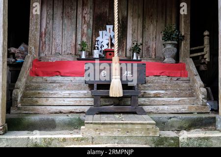 Japon, Kyushu. Sanctuaire shinto au-dessus du temple bouddhiste Fuki-ji, péninsule de Kunisaki, préfecture d'Oita. Banque D'Images