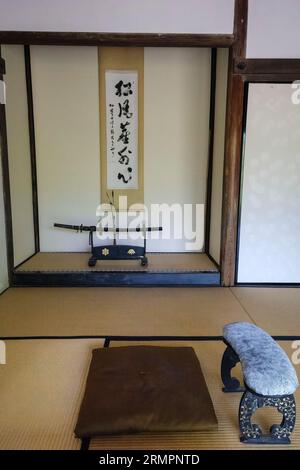 Japon, Kyushu, Kitsuki. Résidence Ohara, une ancienne résidence samouraï. Chambre avec épée de samouraï. Préfecture d'Oita. Banque D'Images