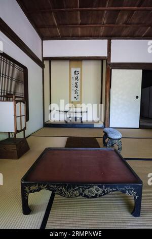 Japon, Kyushu, Kitsuki. Résidence Ohara, une ancienne résidence samouraï. Chambre avec épée de samouraï. Préfecture d'Oita. Banque D'Images