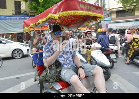 Les touristes choisissent de voyager en cyclo pour visiter le vieux quartier de Hanoi. 越南旅游. 越南旅游, वियतनाम पर्यटन, 베트남 관광, ベトナム観光, ឌូលីច វៀតណាម Banque D'Images