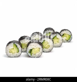 rouleau de sushi avec concombre sur fond blanc. Banque D'Images