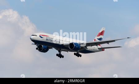 Richmond, Colombie-Britannique, Canada. 12 août 2023. Un Boeing 777-200ER de British Airways (G-VIIU) a volé en approche finale pour atterrir à l'aéroport international de Vancouver. (Image de crédit : © Bayne Stanley/ZUMA Press Wire) USAGE ÉDITORIAL SEULEMENT! Non destiné à UN USAGE commercial ! Banque D'Images